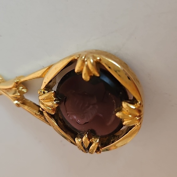 AVON PURPLE Glass Intaglio & Goldtone Pendant - Picture 3 of 6